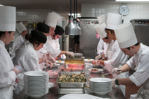 HEC-student-chefs-in-active-learning-together-in-a-kitchen